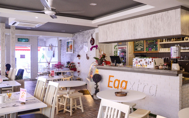Eggxtra Cafe 