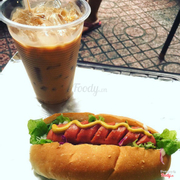 Trà sữa đào với Hotdog nhỏ xốt mù tạt Mỹ đây......