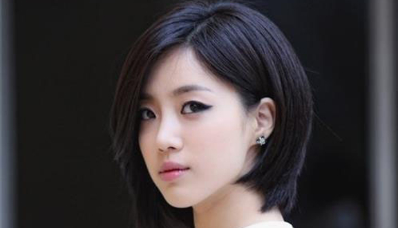 Một năm không gặp cô bạn đẹp trai của Kim Bok Joo giờ đã nữ tính và chất  thế này sao  Tóc cực ngắn Cắt tóc Dép