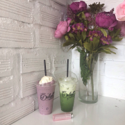 Blueberry smoothie & matcha latte