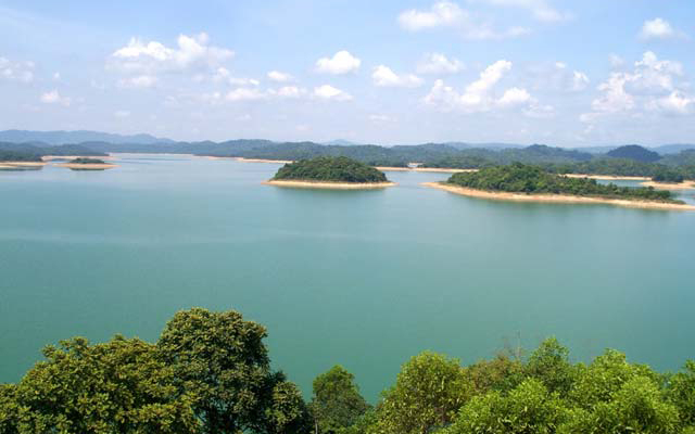 Hồ Cấm Sơn