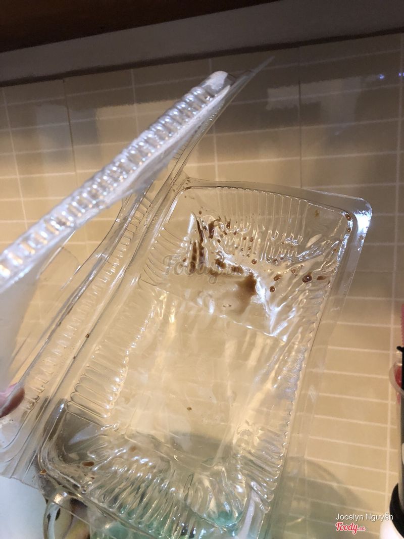 Bánh nóng làm biến dạng hộp nhựa. 