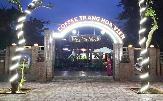 Hãy đến Trang Hoa Viên Coffee để cảm nhận không khí tươi mới và thưởng thức cà phê thơm ngon đúng chuẩn. Hình ảnh sẽ cho bạn dấu hiệu của một không gian lý tưởng để bạn thư giãn và thưởng thức đồ uống yêu thích của mình.