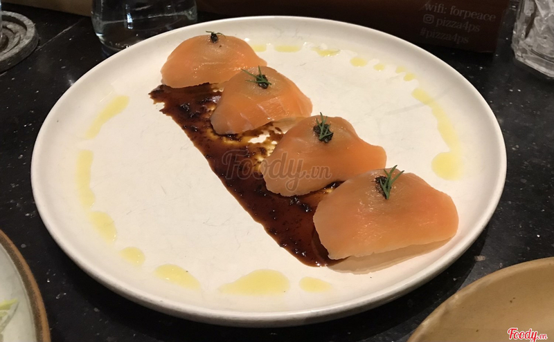 “Sushi” cá hồi. Tuy gọi là sushi nhưng bên dưới miếng cá thực chất là phômai chứ không phải cơm.