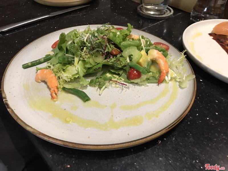 Salad với sốt chanh leo. Vị chua nhẹ. Không phải đang ăn dở đâu nhé mà một suất chỉ khoảng nửa đĩa thế thôi.