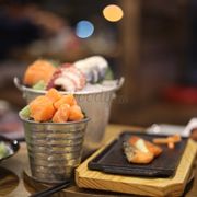 Sushi cá hồi và cá hồi nướng