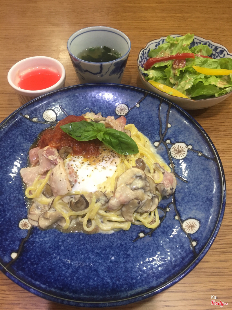 Carbonala với trứng chần, salad, súp rong biển và panna cotta tráng