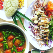 Mực nướng Thái Lan 75k/suất bao gồm: mực nguyên con, xôi, nước sốt, rau. 
