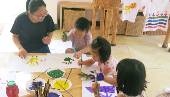 Kids Art Studio - Hội Họa Thiếu Nhi ở Quận 7 là một địa chỉ tuyệt vời để trẻ em học và vẽ tranh. Với những bức tranh đầy màu sắc và độc đáo được tạo ra bởi các nghệ sĩ trẻ, đây là nơi hoàn hảo để trẻ em tìm hiểu và phát triển niềm đam mê nghệ thuật của mình.