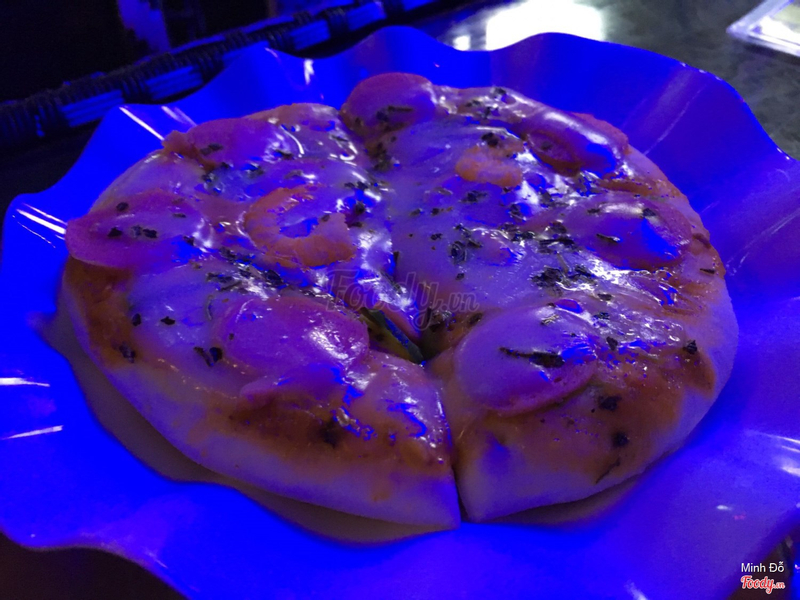 Pizza 1: hải sản + xúc xích