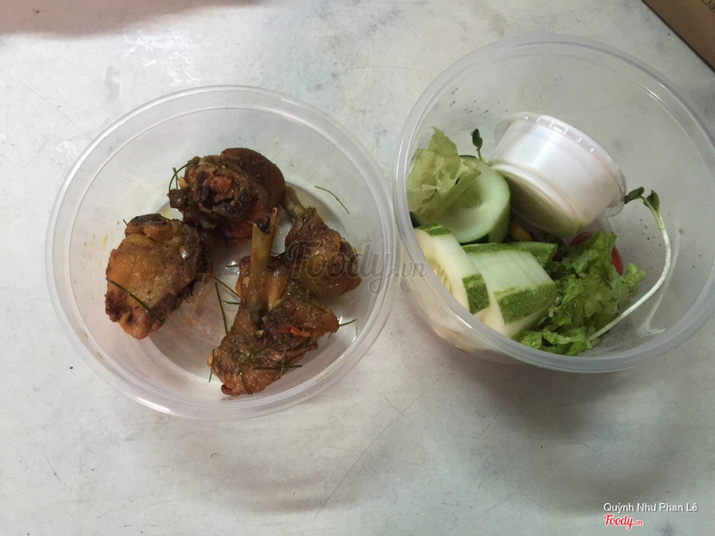 Bữa trưa cùng gà và rau củ vs sốt