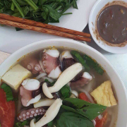 Canh bún bạch tuộc 30k/1 tô