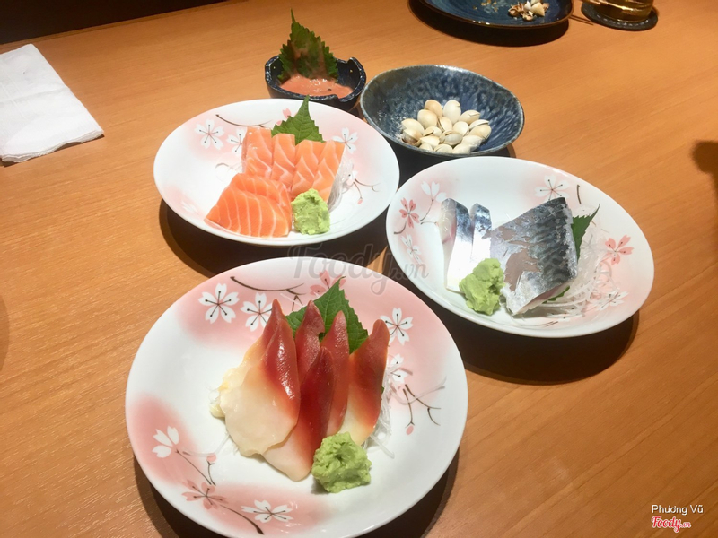 Sashimi cá hồi, sò đỏ, saba ngâm dấm, bạch quả nướng
