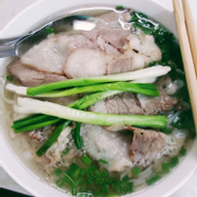 Phở gầu nạm đầy đặn