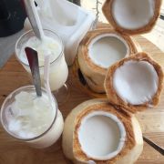 yaourt dừa + râu câu trái dừa