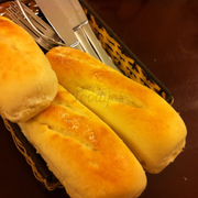 Bánh mì vàng mềm kết hợp tốt với nước sốt lúc đem ra vẫn còn nóng :) 