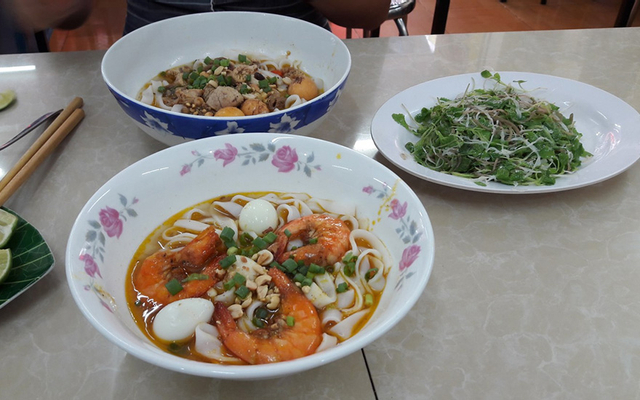 Mì Quảng: Mì Quảng là một món ăn đặc trưng của miền Trung Việt Nam, độc đáo và nổi tiếng khắp nơi. Bạn đã từng thưởng thức món này chưa? Hãy đến và khám phá hình ảnh của Mì Quảng tuyệt vời này với những sợi mì dai, thịt heo béo, tôm tươi, rau thơm, chấm thêm nước chấm thơm ngon nữa!
