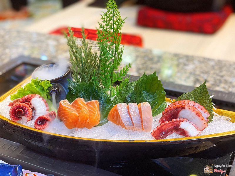 Mình gọi sashimi cá hồi lẻ và bạch tuột lẻ nhưng quán decor 2 phần lẻ thành như thế này. Rất tuyệt vơfiii