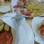 Đêm giao thừa hoành tráng ở quán ăn Hy Lạp nhỏ trên đường Bùi Viện
Đâu biết một phần tổ bố thế này làm ăn ko hết phải bỏ hết pita