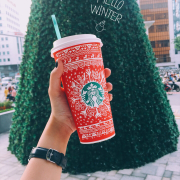 - Trong 3 vị mới thì thích nhất vị Toffee Nut crunch latte, uống rất vừa miệng, mình uống latte ở đâu cũng nhạt và phải thêm đường, nhưng uống ở SB rất ngon luôn. Còn Red Ribbon Green Tea Latte bạn mình gọi và có vẻ quá ngọt, mình lại không thích trà xanh cho lắm :3. Điểm 10 cho chiếc áo mới màu đỏ ấm áp này, tuy nhiên đi đúng ngày buy 1 get 1 nên bị ghi tên vào cốc, nhầm lẫn và gạch tên sửa đi rất mất điểm, quá đông nên mình cũng chấp nhận vậy. Nói chung là ngon hơn và sang chảnh hơn chút, mình không nghĩ là mình có đủ khả năng thử nhiều vị ở SB vì nó cũng không có gì đặc sắc lắm, mình sẽ chọn Highlands thay vì SB vậy :)) giá 1 ly to này 95k nhé các bạn