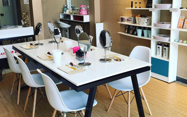 Với không gian sang trọng và chuyên nghiệp, nail room ở Đà Nẵng sẽ khiến bạn cảm thấy thư thái và tự tin hơn với đôi bàn tay được làm đẹp tuyệt đối. Hãy ghé thăm và trải nghiệm ngay hôm nay!