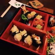 Set ăn một người - Bento set - Sushi các loại và salad trộn