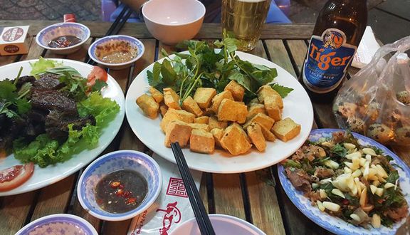 Nếu bạn không muốn quá xa xỉ mà vẫn muốn tham gia những buổi nhậu bình dân đầm ấm với bạn bè, thì hãy thử vui chơi và thưởng thức những chiếc bia và quẩy chiên đầu mối. Chủ đề này sẽ giúp bạn tìm hiểu về những nét văn hóa ẩm thực độc đáo của Việt Nam.