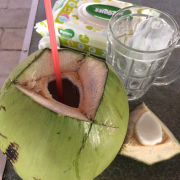 đi dô uống trái dừa đã gì đâu,thoải mái hỏi giá a chủ dễ xương nhen! 3