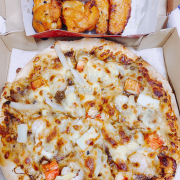 Pizza hải sản sốt tiêu đen và gà nướng