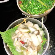 Rong biển trộn mè vs. Bạch tuột trộn wasabi