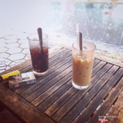 Cafe ngày mưa