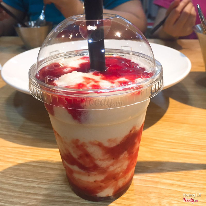 Strawberru yogurt smoothie