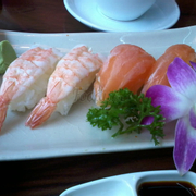Sushi tôm và cá hồi