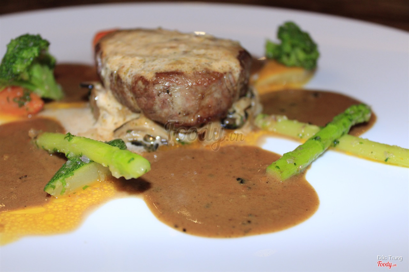 21.	Pan fried Beef Fillet “Café de Paris” 
with sauted vegetables and black pepper sauce
