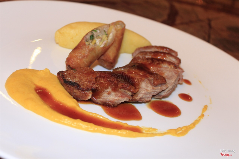 18.	Roasted duck with spring roll
 mashed potato pumpkin puree and honey orange sauce
