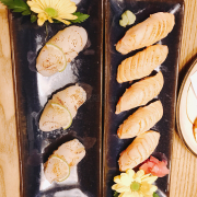 Sushi sò điêpj và cá hồi nướng