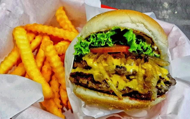 Chuck's Burgers - Phạm Viết Chánh