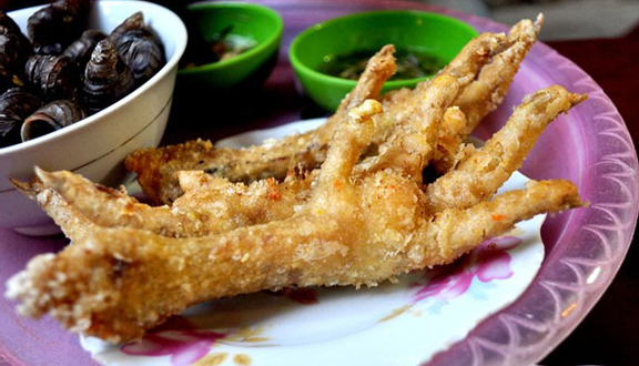 Thưởng thức Ốc luộc và chân gà chiên giòn, để cảm nhận vị ngon tuyệt vời của món ăn truyền thống Việt Nam. Đấy chắc chắn sẽ là bữa ăn tuyệt vời cho bạn và gia đình. Hãy đến và nếm thử ngay.