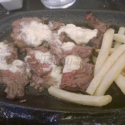Beef steak rất mềm, và sốt tuyệt