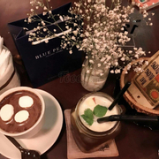 Đồ uống ở đây ngon hơn các quán cf mình từng đến. Cốc hot chocolate mallow có thể ngồi nhầm nhi hàng tiếng k hết. Trà táo vải cũng thanh mát và khá ngon . hôm đó mình bị đau họng nên k thể thưởng thức đc. Tiếc quá. Nhưng chắc chắn sẽ quay lại nhiều lần nữa vì ở đây view rất đẹp , yên tĩnh , nhân viên thì nhiệt tình, thân thiện 😘 