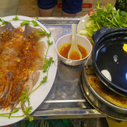 Mực né nóng ngon zách lầu — tại  Bò Nhúng Me Cà Te Quán Food Square Tân Phú.