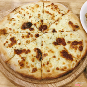 Pizza 4 cheese của La pizza ngon thơm.. Đặt món thì mới làm pizza nên bánh rất tươi 😍. Ak còn spaghetti kem ở đây cũng rất thơm và ngậy..Quán giad cả hợp lý. Pizza 89k 