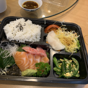 Set sashimi cá hồi (đã ăn mất một nửa)