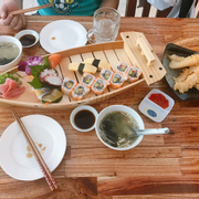 Quán ruột của chị e tui ,biết quán từ khi còn nằm ở đống đa cho đến trần phú sushi rất ngon bởi vì mình là 1 tín đồ ăn đồ nhật ,canh rong biển vừa miệng và thêm tôm tempura có thêm nấm kim châm chiên ngon tuyệt vời 😘😂