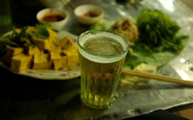 Với hình ảnh về bia hơi, bạn sẽ cảm nhận được tinh hoa của văn hóa nhậu đầy sôi động và quyến rũ tại Việt Nam.