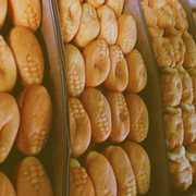 BÁNH BẮP HÀN QUỐC - DELIMANJOO đi mọi người ơiiii 🎉🎉🎉🎉🎉🎉🎉🎉🎉 Delimanjoo là một thương hiệu bánh nổi tiếng tại Hàn, với lớp vỏ bánh bông lan bên ngoài mềm, xốp, bên trong là nhân kem trứng cực thơm mà ngậy 😝  ✔️ Bánh bánh được làm trong ngày nên mọi người cứ yên tâm là không chất bảo quản ạ, vì thế bánh chỉ để đc 2-3 ngày thôi nha 😌 ✔️ Bánh mua về có thể ăn luôn, nhưng bạn nào thích ăn bánh nóng thì có thể cho vào lò vi sóng tầm 1p hoặc hấp nồi cơm nha ✔️ Giá : - 70k/ 1bao ( 20 cái)  -Lẻ: 3 3,5 4k/ 1 cái  📍 e sẽ free ship khu vực: phú thuỷ, phan bội châu và trần hưng đạo 📍 giá ship sẽ phụ thuộc vào k/c xa gần nha 📲 0915629912 🏠: các bạn mua lẻ thì qua địa chỉ này hộ em nha: B 13 Võ Văn Kiệt