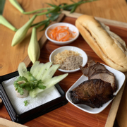 Bánh mì Việt Nam : nhân xá xíu - chả - pate- ruốc 