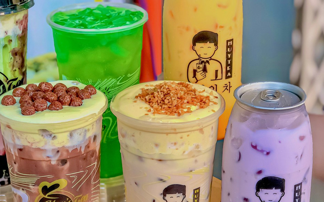 Trà sữa Huy\'s là thương hiệu trà sữa nổi tiếng tại Việt Nam, với nhiều món đặc trưng và hương vị đa dạng. Xem những hình ảnh cực kỳ ấn tượng và đẹp mắt về Trà sữa Huy\'s để cảm nhận được sự chuyên nghiệp và sự đam mê của đội ngũ nhân viên tại cửa hàng.
