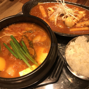 Canh kimchi có kèm theo chén cơm nhé và tok hải sản