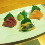 Sashimi 9m gồm cá ngừ, cá hồi, cá trích ép trứng. 